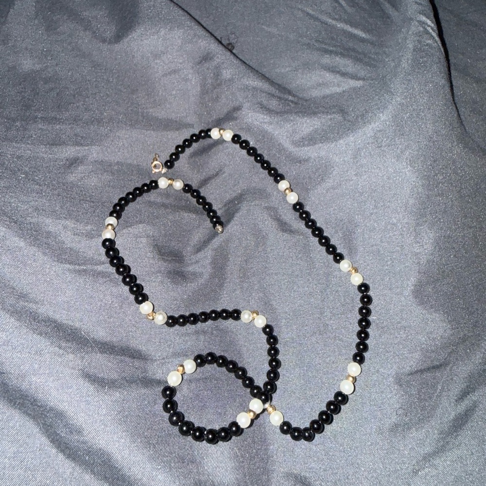 Elegant Black and White Pearl Necklace